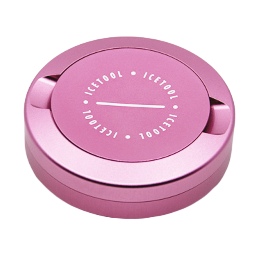 Geschlossene Icetool Snusdose in Candy pink, Logo deutlich erkennbar.