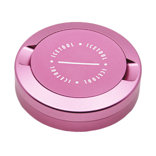 Geschlossene Icetool Snusdose in Candy pink, Logo deutlich erkennbar.