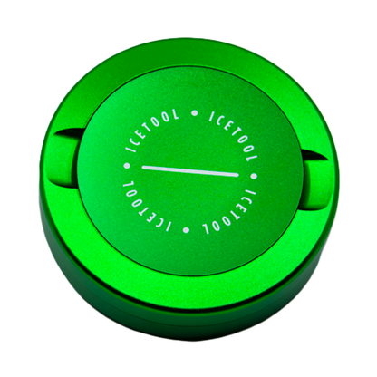 Icetool Snusdose in  "Green Hornet" geschlossen, Markenlogo sichtbar.