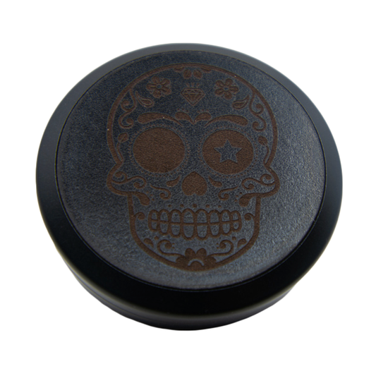 Icetool Snusdose in Lederoptik mit Motiv Black Sugar Skull, geschlossen mit Motiv auf Deckel