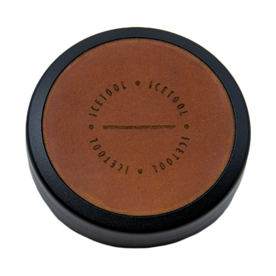 Icetool Snusdoe mit Lederoptik in Schwarz - Braun, geschlossen, Markenlogo sichtbar.