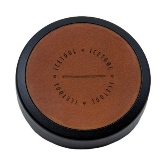 Icetool Snusdoe mit Lederoptik in Schwarz - Braun, geschlossen, Markenlogo sichtbar.