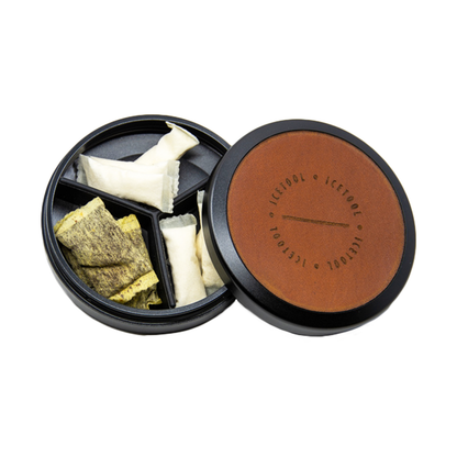 Icetool Snusdoe mit Lederoptik schwarz- braun, offen und mit Snus befüllt