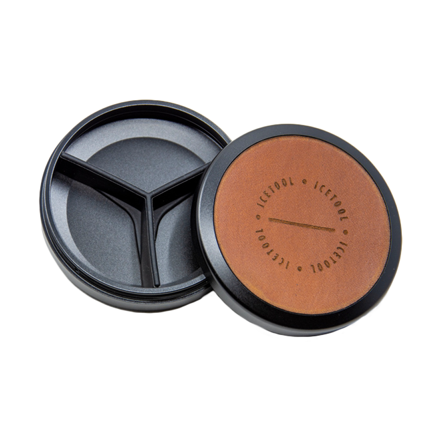 Icetool Snusdose mit Lederoptik in schwarz-braun, offen dargestellt.