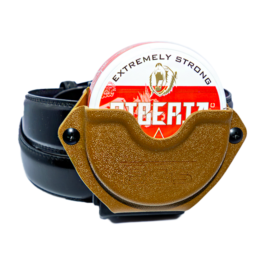 BGs Snus Holster in Braun, Ansicht von vorne mit Gurt, stilvolles und funktionales Design für unterwegs.