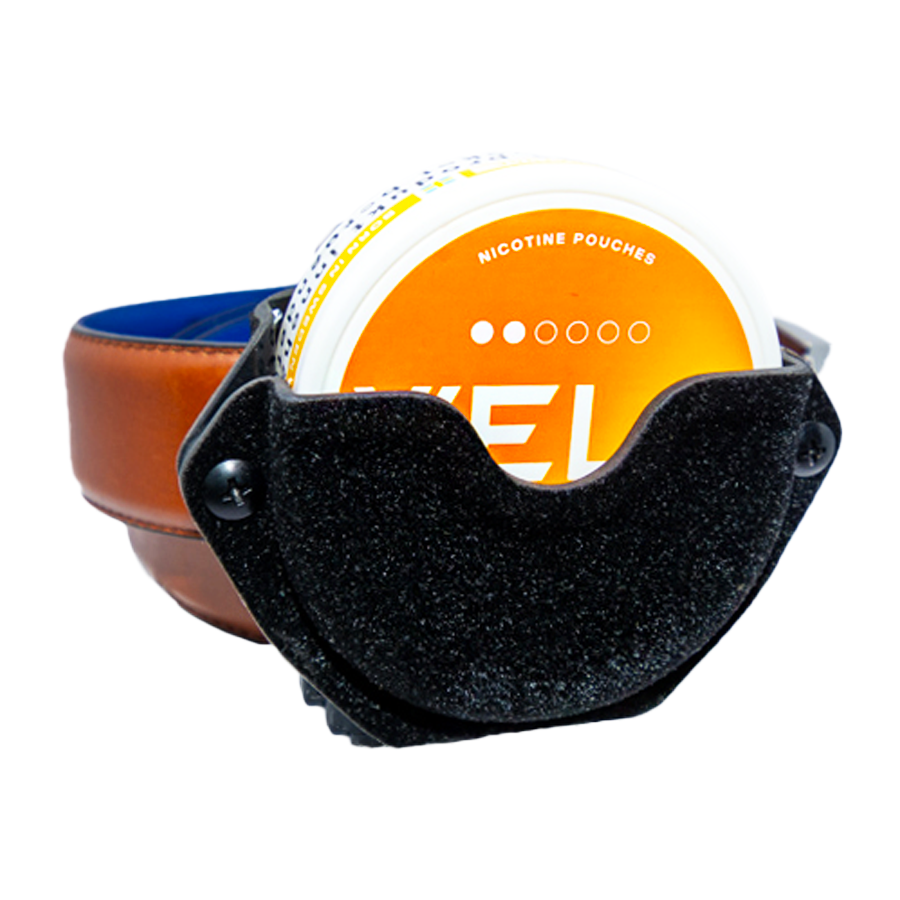 BGs Snus Holster Soft in Schwarz, Ansicht von vorne mit Gurt, stilvolles und funktionales Design für unterwegs.