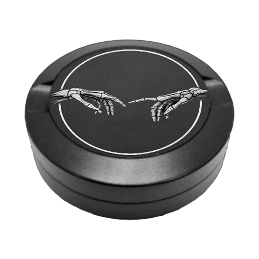Gravierte Snusdose mit Skelettmännchen Motiv, zwei Hände, die sie mit den Fingern berühren, hochwertige Lasergravur, Snusdose aus Metall, Ripsy Serie