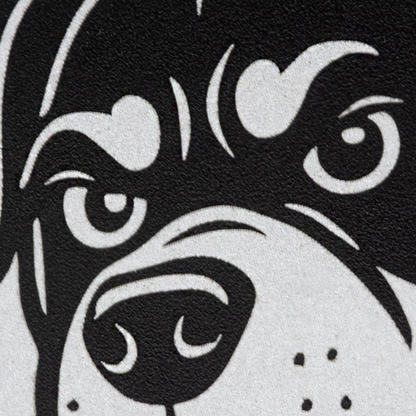 Nahaufnahme der präzisen Lasergravur « Hercules  « auf einer runden Snusdose aus gebürstetem Aluminium, feine Linien und hochwertige Verarbeitung.