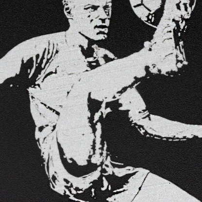 Nahaufnahme der präzisen Lasergravur « Kickoff  « auf einer runden Snusdose aus gebürstetem Aluminium, feine Linien und hochwertige Verarbeitung.