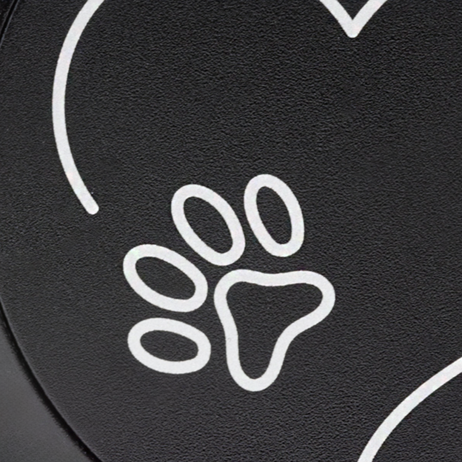 Nahaufnahme der präzisen Lasergravur « Paw_Love  « auf einer runden Snusdose aus gebürstetem Aluminium, feine Linien und hochwertige Verarbeitung.