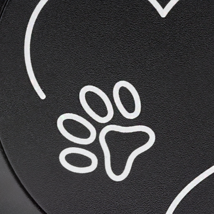 Nahaufnahme der präzisen Lasergravur « Paw_Love  « auf einer runden Snusdose aus gebürstetem Aluminium, feine Linien und hochwertige Verarbeitung.