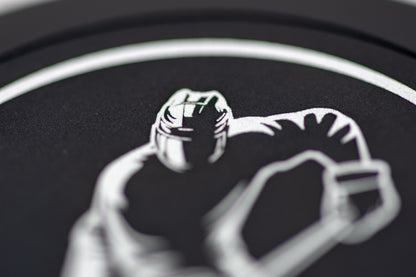 Nahaufnahme der präzisen Lasergravur « Powerplay  « auf einer runden Snusdose aus gebürstetem Aluminium, feine Linien und hochwertige Verarbeitung.