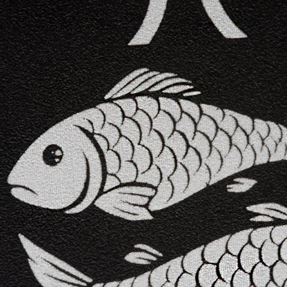 Nahaufnahme der präzisen Lasergravur « Sternzeichen Fische  « auf einer runden Snusdose aus gebürstetem Aluminium, feine Linien und hochwertige Verarbeitung.