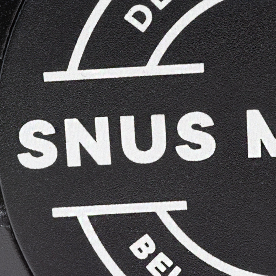 Nahaufnahme der präzisen Lasergravur « snus-craft.ch  « auf einer runden Snusdose aus gebürstetem Aluminium, feine Linien und hochwertige Verarbeitung.