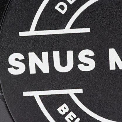 Nahaufnahme der präzisen Lasergravur « snus-craft.ch  « auf einer runden Snusdose aus gebürstetem Aluminium, feine Linien und hochwertige Verarbeitung.