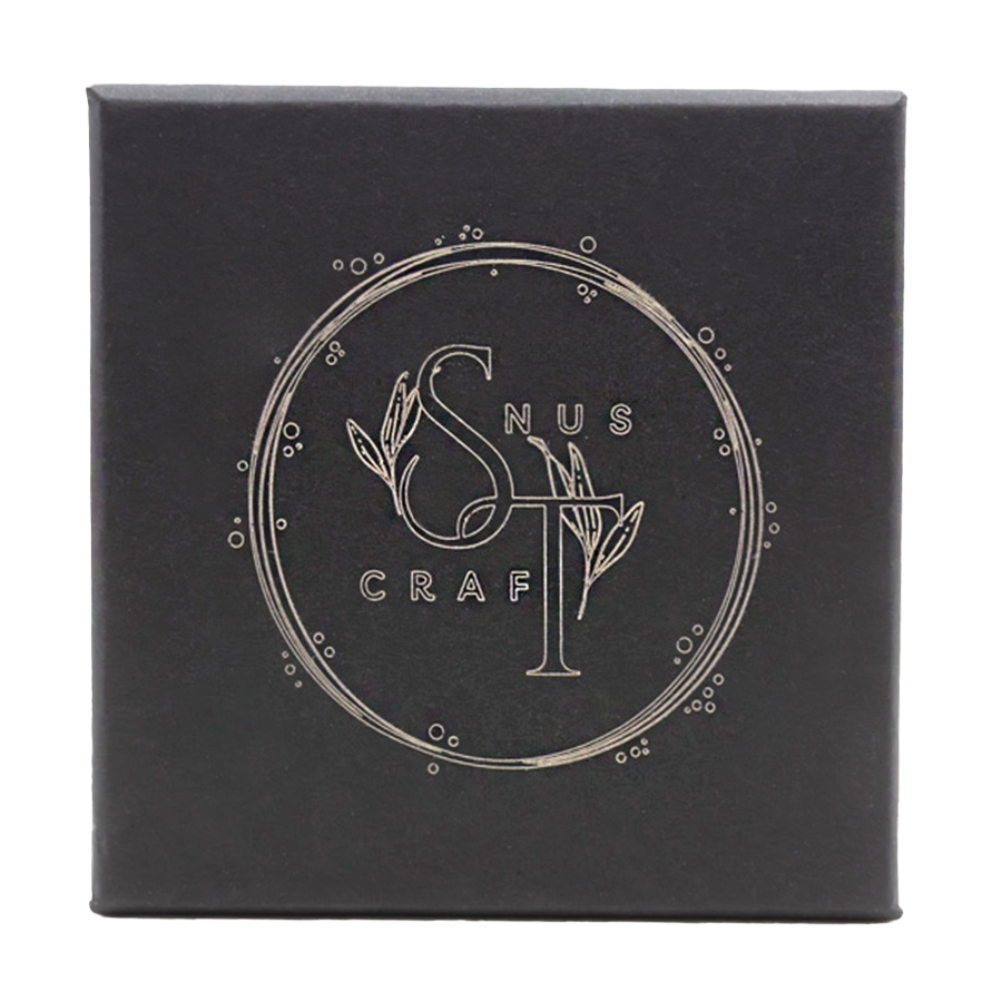 Schwarze geschlossene Geschenkschachtel für Snusdosen, Logo auf der Oberseite sichtbar, elegante Präsentation für Geschenkzwecke.