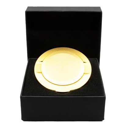 Schwarze Geschenkverpackung geöffnet, Deckel mit Logo, minimalistische Präsentation auf neutralem Hintergrund.