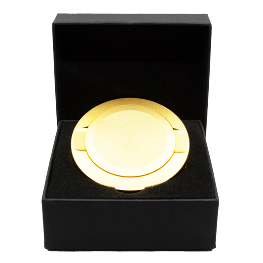 Schwarze Geschenkverpackung geöffnet, Deckel mit Logo, minimalistische Präsentation auf neutralem Hintergrund.