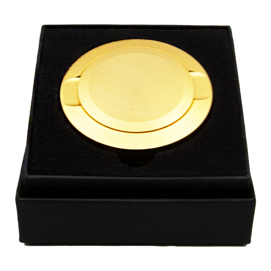 Schwarze Geschenkschachtel für Snusdosen, offen ohne Deckel, Innenraum sichtbar, Logo auf der Aussenseite erkennbar, minimalistisch arrangiert.