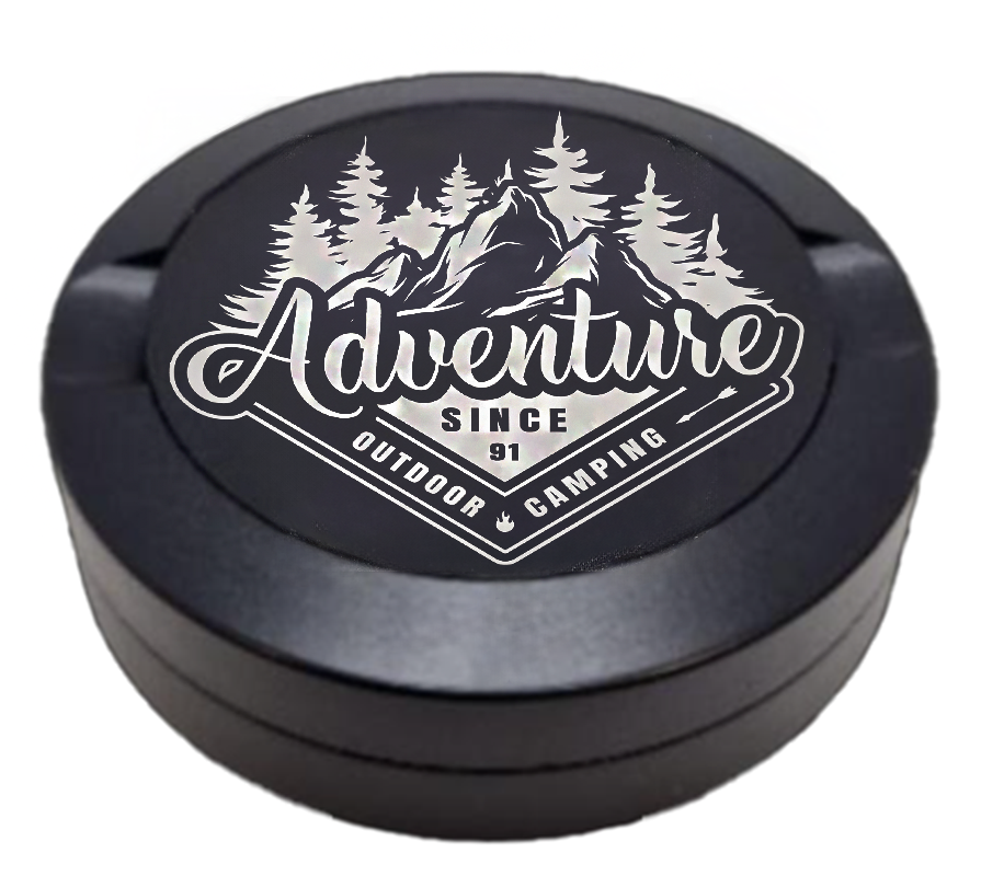 Gravierte Snusdose aus Aluminium mit Gravur - Adventure Since 91 - schwarze Oberfläche