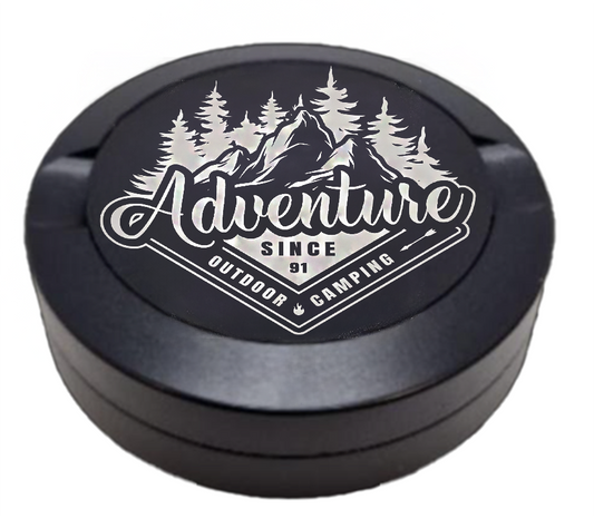 Gravierte Snusdose aus Aluminium mit Gravur - Adventure Since 91 - schwarze Oberfläche