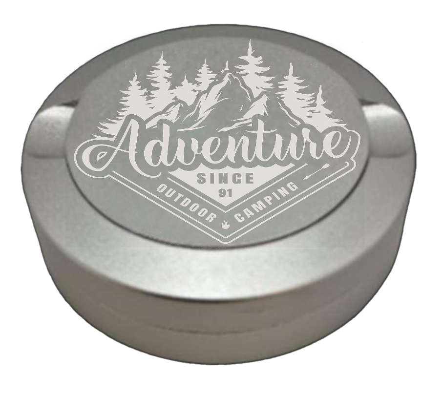 Gravierte Snusdose aus Aluminium mit Gravur - Adventure Since 91 - silbrige Oberfläche