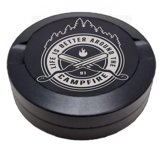Gravierte Snusdose aus Aluminium mit Gravur - Campfire- schwarze Oberfläche