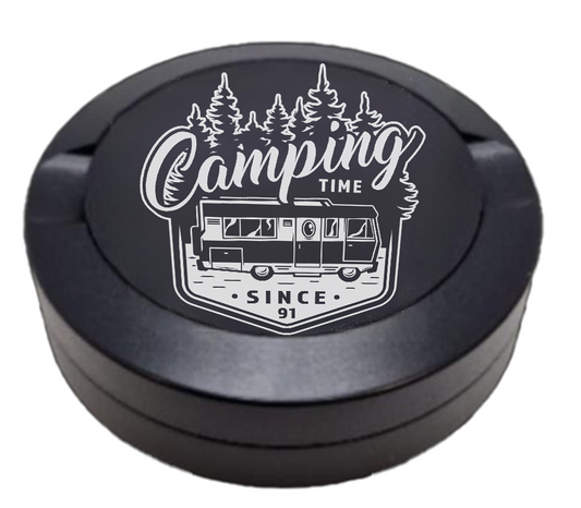 Gravierte Snusdose aus Aluminium mit Gravur - Camping Time - schwarze Oberfläche