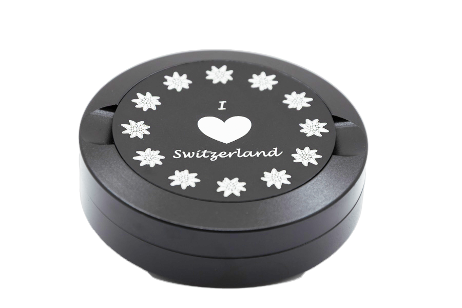 Gravierte Snusdose aus Aluminium mit Motiv – I Love Switzerland - schwarze Oberfläche