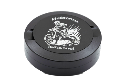 Gravierte Snusdose aus Aluminium mit Gravur - Motocross Switzerland - schwarze Oberfläche