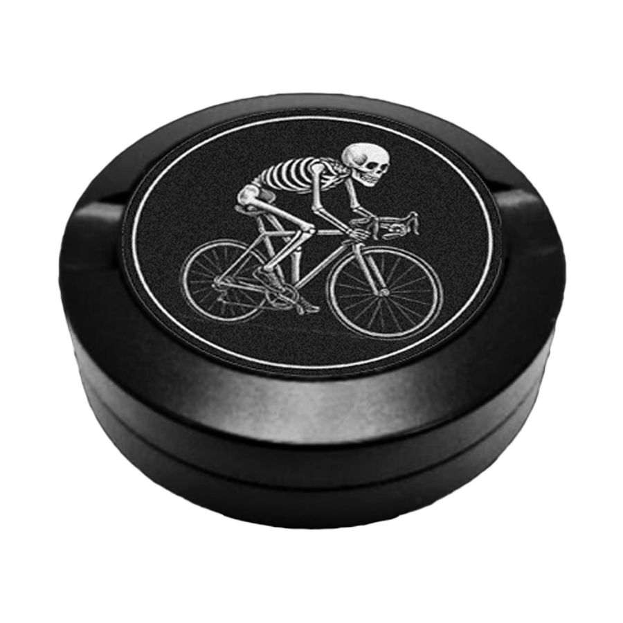 Gravierte Snusdose mit Ripsy Skelettmännchen Motiv, Rennrad fahrend, präzise Lasergravur, Metall-Snusdose, Ripsy Kollektion.