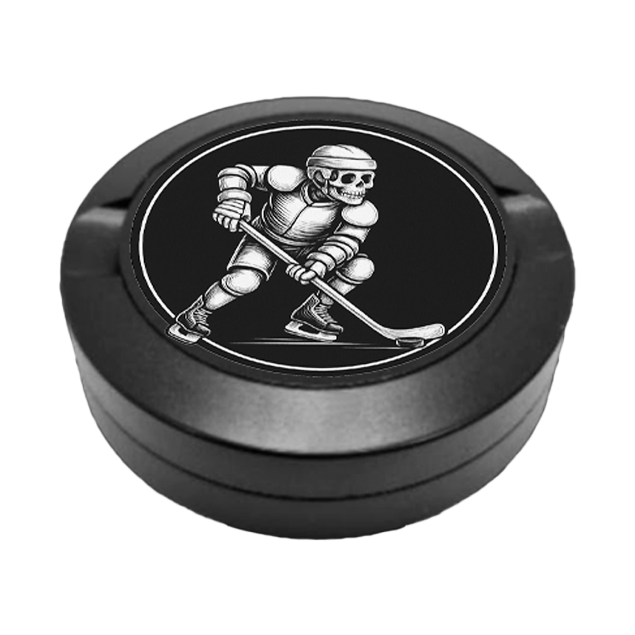 Gravierte Snusdose mit Ripsy Skelettmännchen Motiv, Eishockey spielend, präzise Lasergravur, Metall-Snusdose, Ripsy Design.