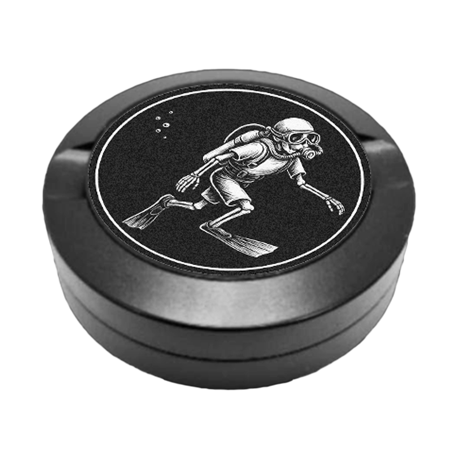 Gravierte Snusdose mit Ripsy Skelettmännchen Motiv, Taucher, hochwertige Lasergravur, personalisierte Snusdose aus Metall, Ripsy Design.
