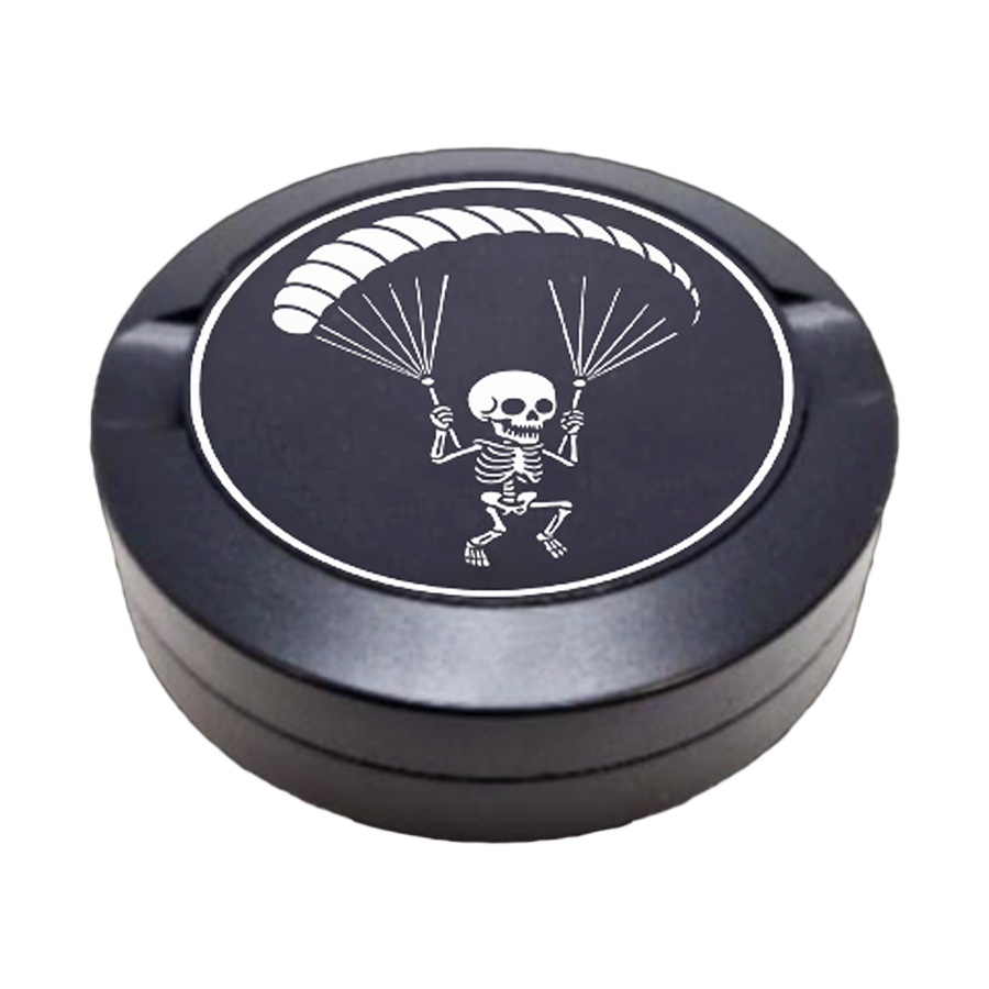 Gravierte Snusdose mit Ripsy Skelettmännchen Motiv, Fallschirm springend, hochwertige Lasergravur, Snusdose aus Metall, Ripsy Serie
