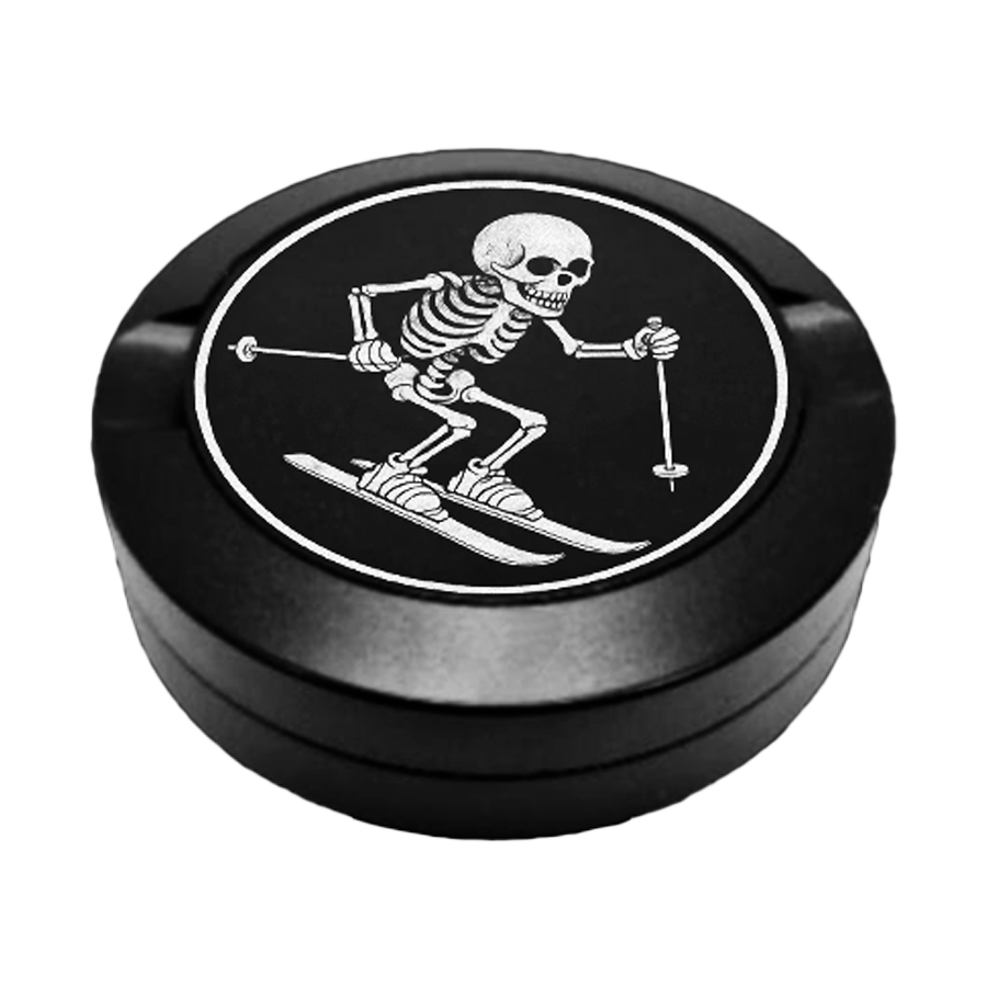 Gravierte Snusdose mit Ripsy Skelettmännchen Motiv, Ski fahrend, detailreiche Lasergravur, Snusdose aus Metall, Ripsy Serie