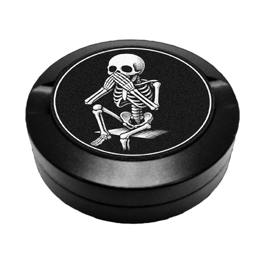 Gravierte Snusdose mit Skelettmännchen Motiv, hält sich den Mund zu, feine Lasergravur, Metall-Snusdose, Ripsy Kollektion