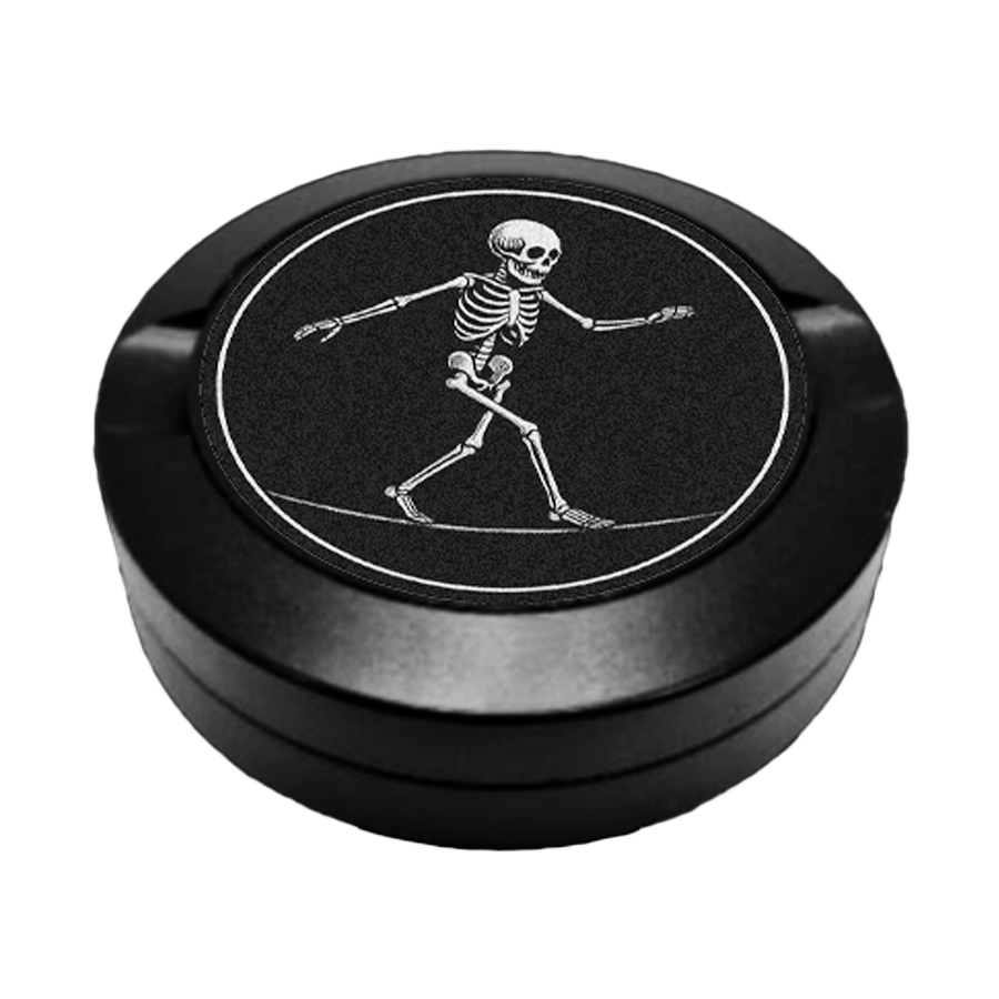 Gravierte Snusdose mit Ripsy Skelettmännchen Motiv, auf Seil balancierend, Lasergravur auf Metall-Snusdose, einzigartiges Ripsy Motiv.