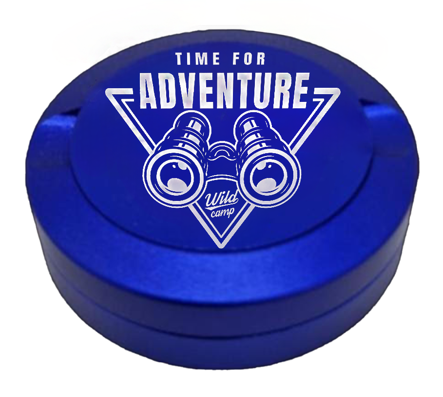 Gravierte Snusdose aus Aluminium mit Gravur - Time for Adventure - blaue Oberfläche