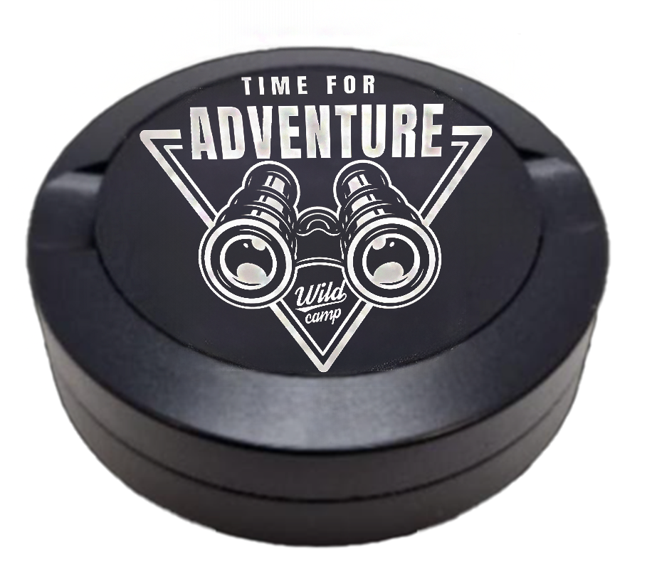 Gravierte Snusdose aus Aluminium mit Gravur - Time for Adventure - schwarze Oberfläche