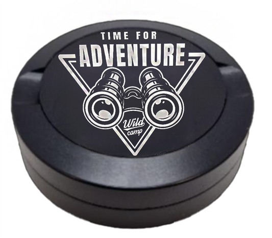 Gravierte Snusdose aus Aluminium mit Gravur - Time for Adventure - schwarze Oberfläche