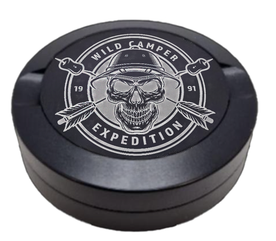Gravierte Snusdose aus Aluminium mit Gravur - Wild Camper Expedition - schwarze Oberfläche