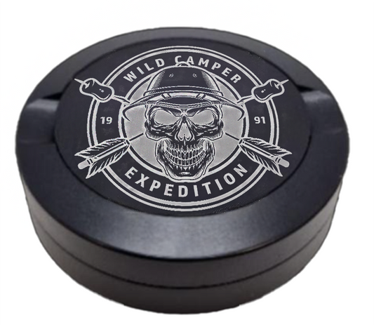 Gravierte Snusdose aus Aluminium mit Gravur - Wild Camper Expedition - schwarze Oberfläche