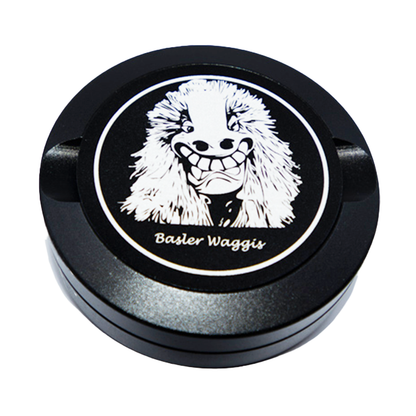 Gravierte Snusdose aus Aluminium mit Motiv « Basler Waggis « auf der Vorderseite, detailreiche Lasergravur, personalisierbare Tabakdose in runder Form.