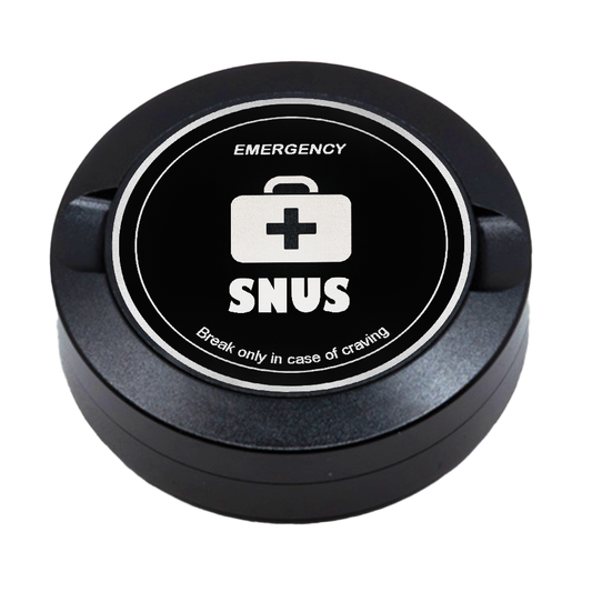 Gravierte Snusdose aus Aluminium mit Motiv «Emergency Snus « auf der Vorderseite, detailreiche Lasergravur, personalisierbare Tabakdose in runder Form.