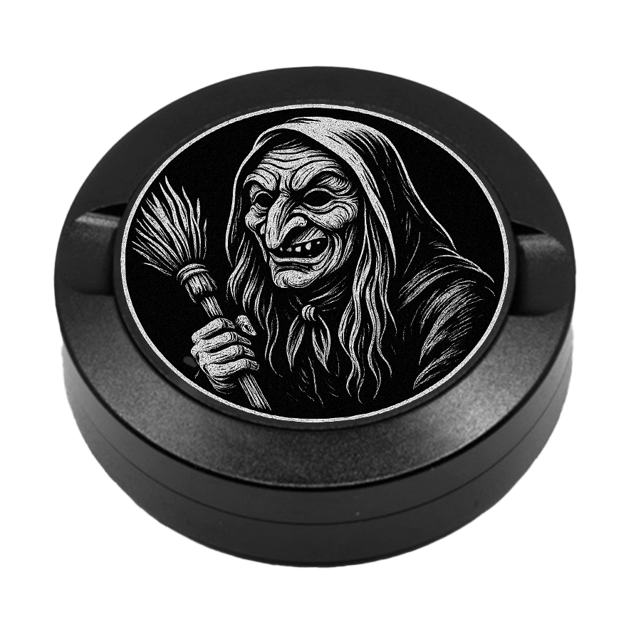 Gravierte Snusdose aus Aluminium mit Motiv « Fasnacht Hexe « auf der Vorderseite, detailreiche Lasergravur, personalisierbare Tabakdose in runder Form.