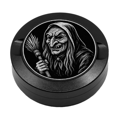 Gravierte Snusdose aus Aluminium mit Motiv « Fasnacht Hexe « auf der Vorderseite, detailreiche Lasergravur, personalisierbare Tabakdose in runder Form.