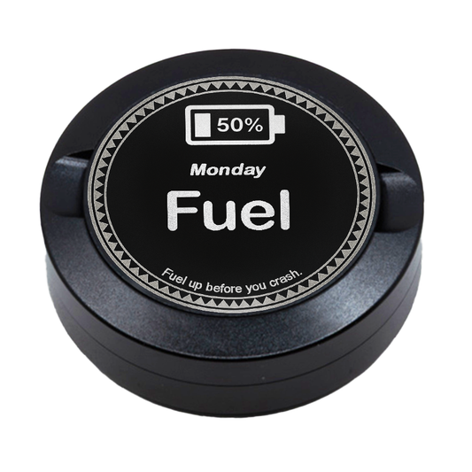Gravierte Snusdose aus Aluminium mit Motiv « Fuel Monday « auf der Vorderseite, detailreiche Lasergravur, personalisierbare Tabakdose in runder Form.