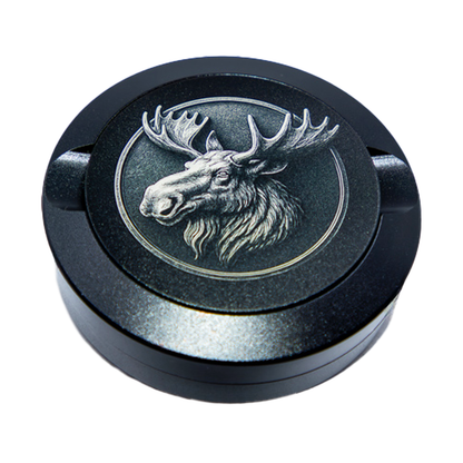 Gravierte Snusdose aus Aluminium mit Motiv « Hirvi « auf der Vorderseite, detailreiche Lasergravur, personalisierbare Tabakdose in runder Form.