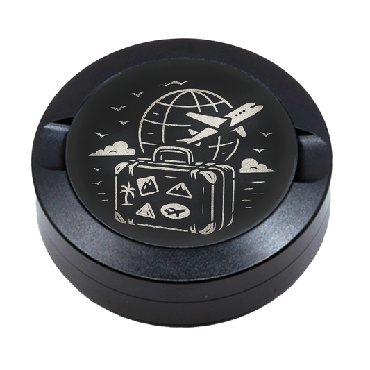 Gravierte Snusdose aus Aluminium mit Motiv «JetSet  « auf der Vorderseite, detailreiche Lasergravur, personalisierbare Tabakdose in runder Form.
