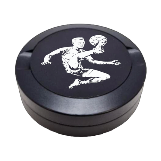 Gravierte Snusdose aus Aluminium mit Motiv « Kickoff « auf der Vorderseite, detailreiche Lasergravur, personalisierbare Tabakdose in runder Form.